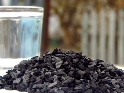 How to clean moonshine with charcoal?